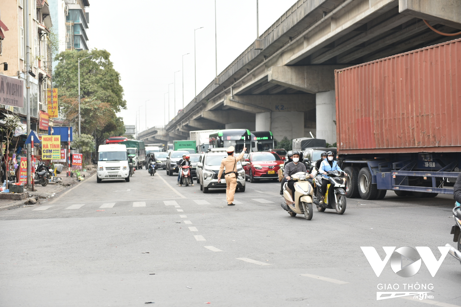 Ghi nhận thực tế vào 15h ngày 24/01, tình trạng ùn tắc giao thông nghiêm trọng không diễn ra tại điểm nóng Pháp Vân - Giải Phóng (Ảnh: Hải Bằng)