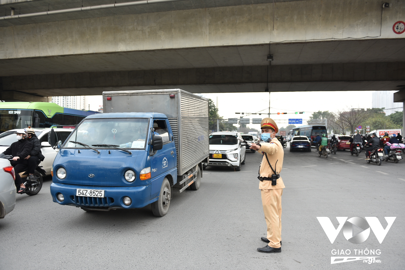 Lực lượng chức năng có mặt từ rất sớm để điều tiết và phân luồng giao thông (Ảnh: Hải Bằng)