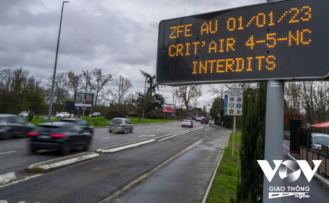 Tại Paris thực hiện dán nhãn mức phát thải cho các phương tiện. Ví dụ, những phương tiện có mức 3, 4, 5 sẽ bị hạn chế từ 1/1/2025.  Nguồn: Đối tác của Cơ quan phát triển Pháp AFD