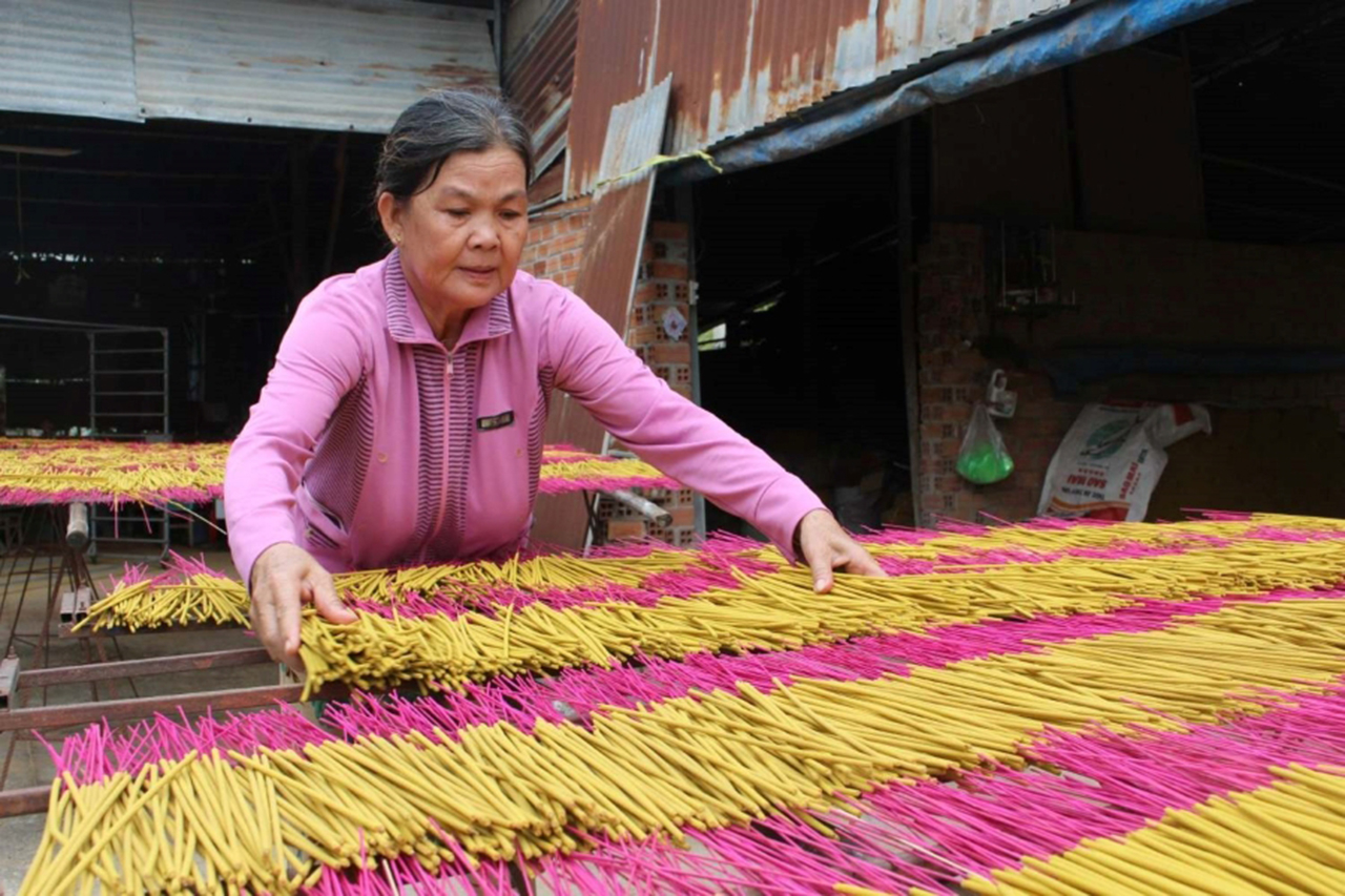 Cây nhang từ lâu đã ngự trị ở mọi nơi thờ phụng, từ chùa chiền, đình miếu cho đến mọi gia đình, bất kỳ sướng khổ, sang hèn.