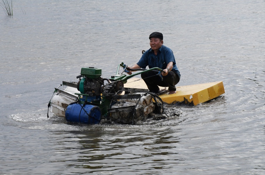 Sản phẩm sáng chế của ông Tư Rô chuyên vùng cho vùng đất ngập nước, ít hao nhiên liệu, phù hợp với túi tiền của người nông dân (Ảnh: camau.gov.vn)