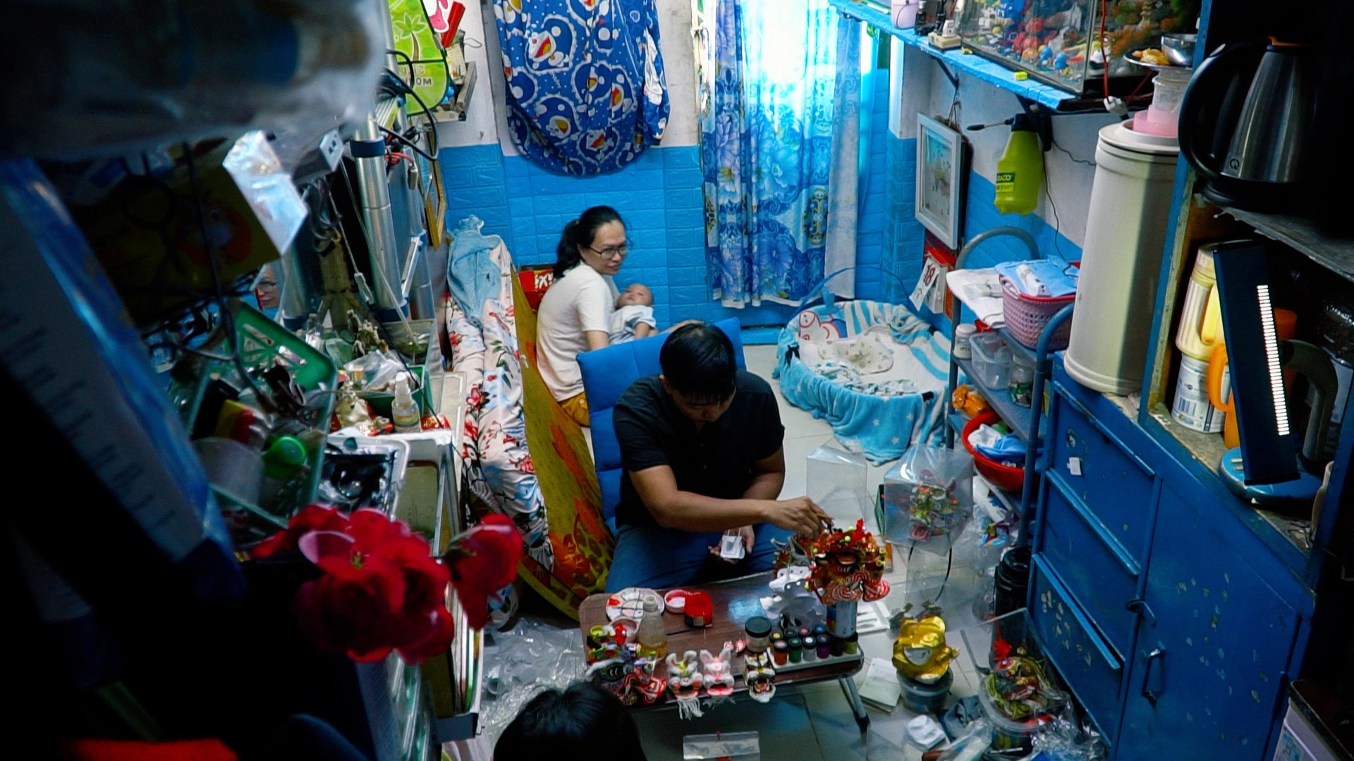 Căn phòng rộng chưa đến 12m2 vừa là nơi ở cho 4 người, vừa là chỗ để anh làm việc (Ảnh: Báo Thanh Niên)