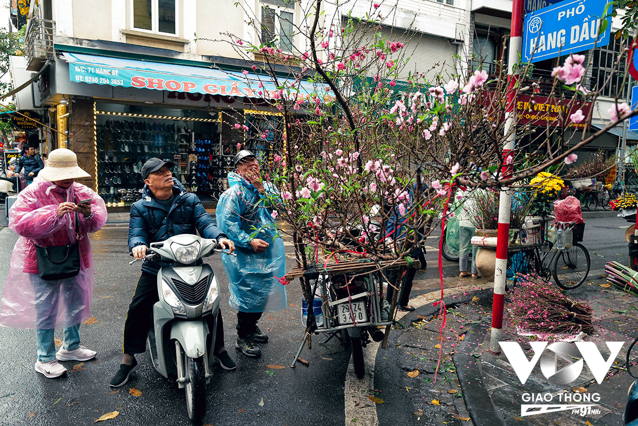 Sáng sớm, nhiều người đã rủ nhau ra phố mua hoa đào