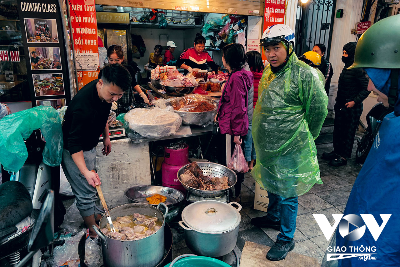 Những món ăn ngày Tết bây giờ không cần phải ngồi nhà cầu kỳ chế biến, cứ ra chợ là có người phục vụ đủ nhu cầu