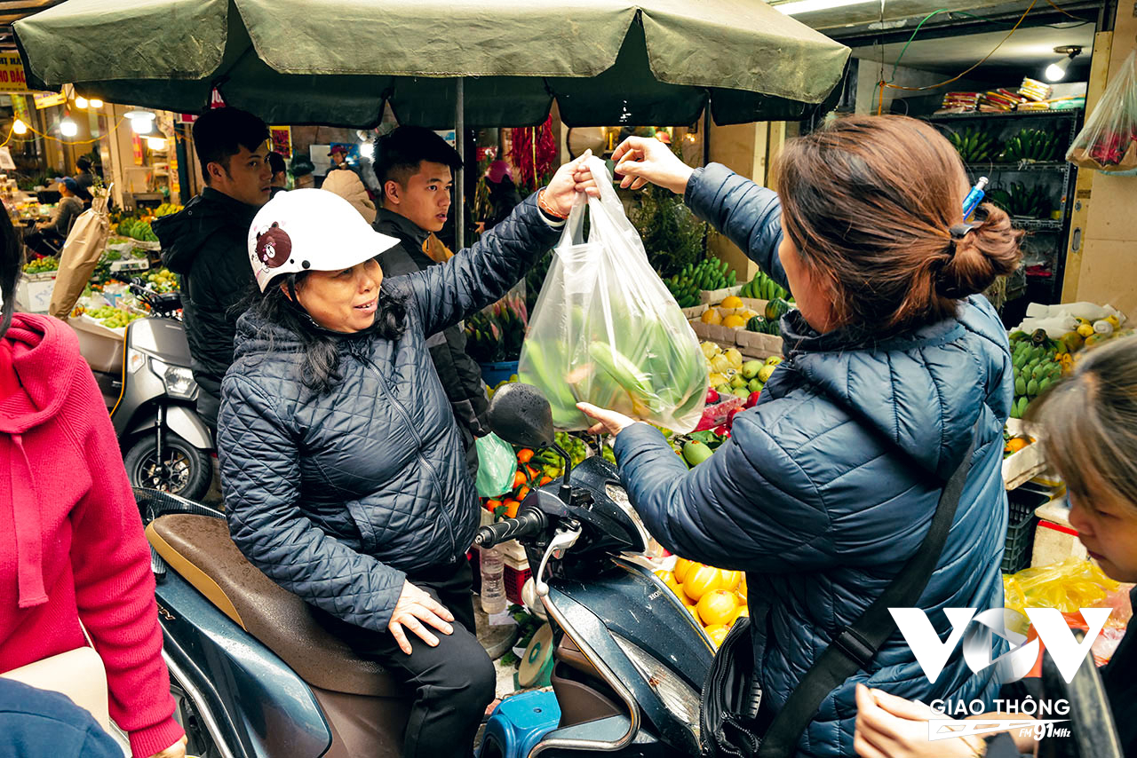 Trên ban thờ, mâm ngũ quả là điều quan trọng nhất, và trong đó không thể thiếu nải chuối. Nhiều người quan niệm những nải chuối có số lẻ sẽ đem lại may mắn, ví dụ như 15 quả, 17 quả, 19 quả hoặc nhiều hơn... tùy nhu cầu. Nhưng để mua được một nải chuối với số quả ưng ý, người ta phải bỏ ra một số tiền không nhỏ. Trung bình, một nải chuối đẹp được bán ở chợ trong thời điểm này có giá khoảng 400-500 ngàn đồng, có những nải chuối đẹp với số quả lẻ đẹp lên tới hàng triệu đồng/1 nải