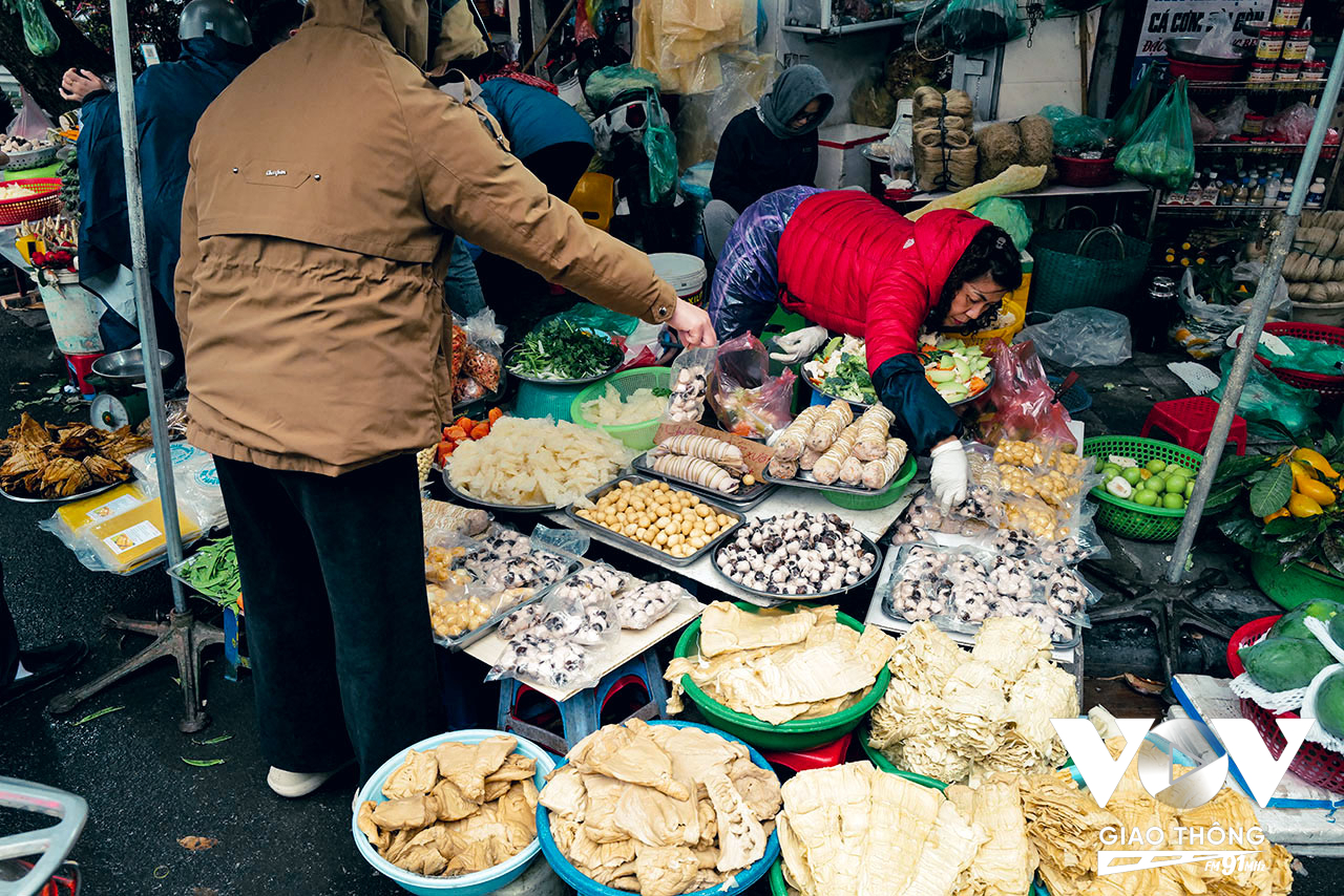 Một hàng bán những món đồ chế biến sẵn cho mâm cơm cúng giao thừa ở chợ Hàng Bè