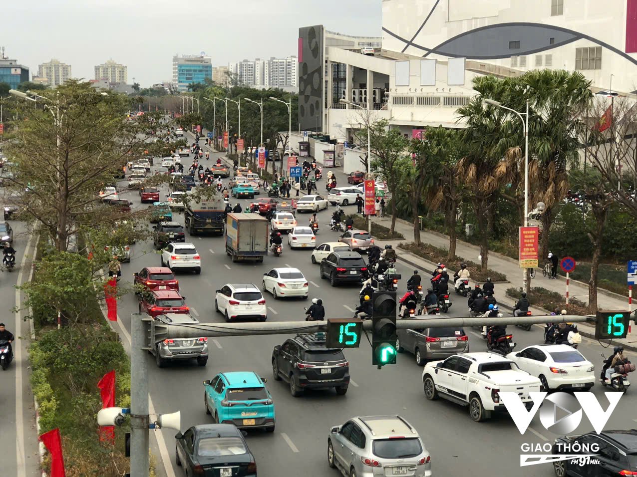 Ngã tư Cổ Linh - Đàm Quang Trung mật độ đông, nhưng vẫn di chuyển được (Ảnh: Nguyễn Minh)
