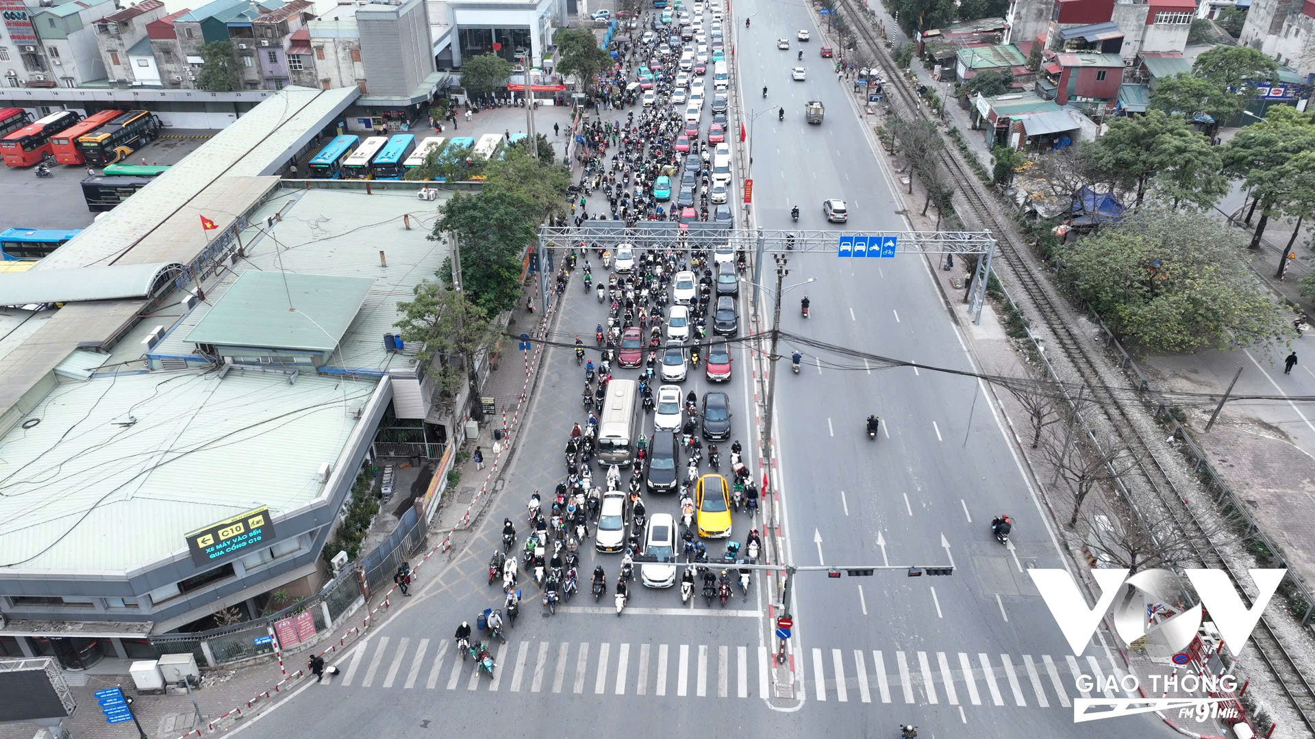 Ngay từ chiều mùng 5 Tết (02/2/2025), lượng phương tiện đông đổ về từ cửa ngõ phía Nam rất sớm. Các xe vẫn có thể di chuyển nhưng chậm hơn so với lộ trình thông thường (Ảnh: Hải Bằng)