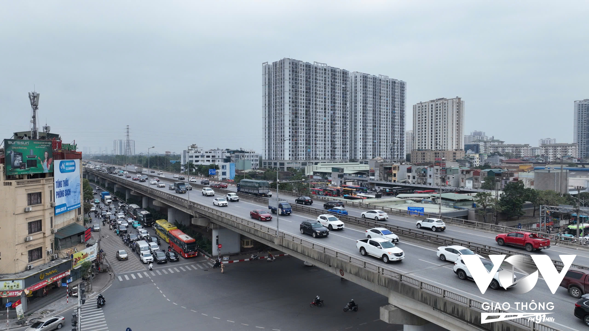 Trên cao nối đuôi nhau di chuyển chậm, phía dưới nối đuôi nhau chờ di chuyển qua đèn đỏ (Ảnh: Hải Bằng)