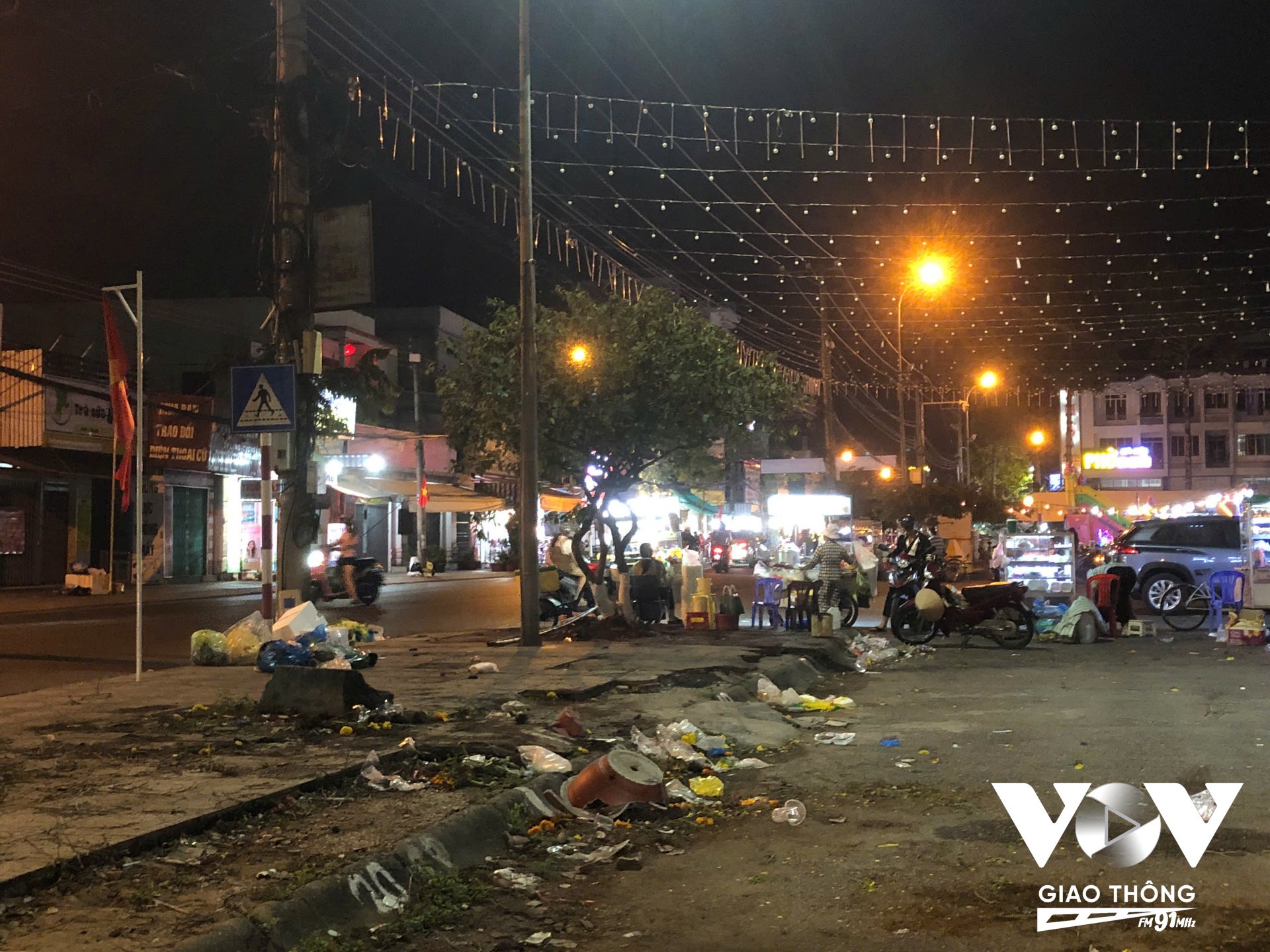 Rác thải ngổn ngang sau lễ hội đêm giao thừa ở Rạch Giá, Kiên Giang