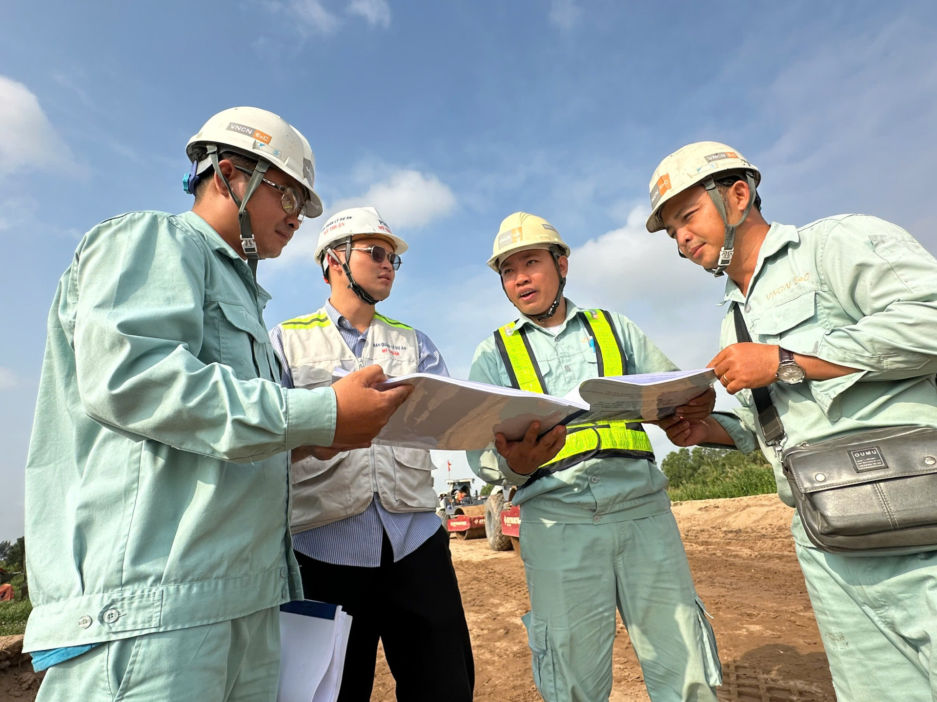 Bên cạnh các mũi đăng ký ở lại làm việc xuyên Tết thì ngày 3/2, lực lượng công nhân thi công cao tốc Cần Thơ - Cà Mau đã “tề tựu” về công trường đông đủ.