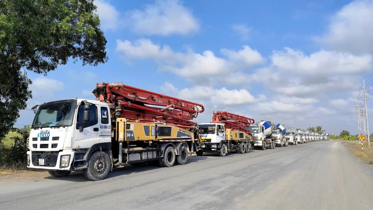Dọc các đô thị lớn, nhiều doanh nghiệp cũng rộn rã làm lễ khai trương đầu năm mới