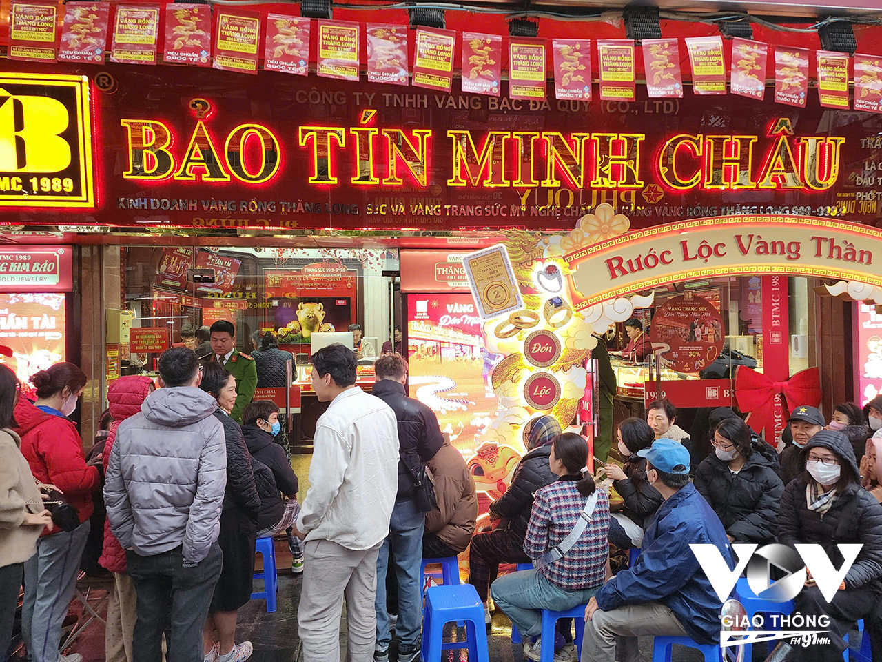 Từ sáng ngày 6/2 (tức mồng 9/1 âm lịch) đã có nhiều người dân tập trung tại các cửa hàng vàng trên phố Trần Nhân Tông (Hà Nội) để xếp hàng chờ mua vàng.