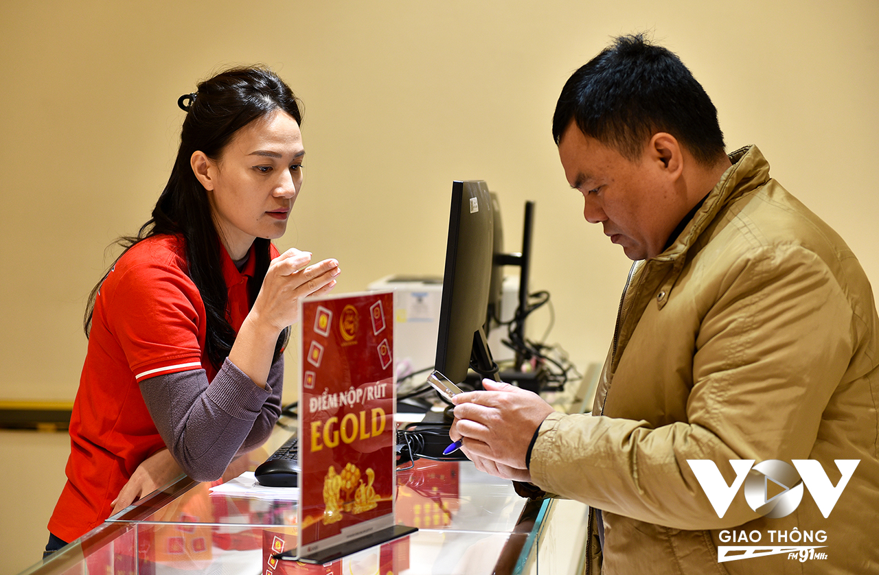 Một người dân mua vàng trực tuyến qua hệ thống Egold của DOJI.