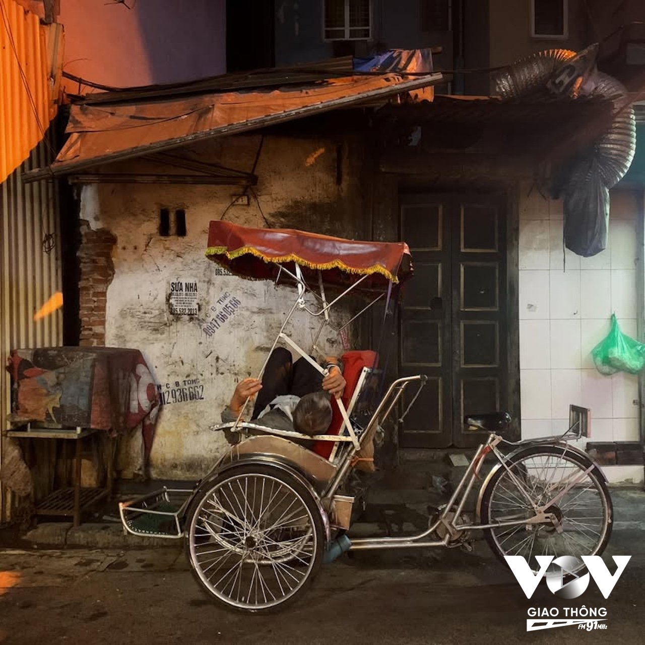 Con ngõ nhỏ yên tĩnh nên thường được những người lao động chọn làm nơi nghỉ ngơi khi đêm về