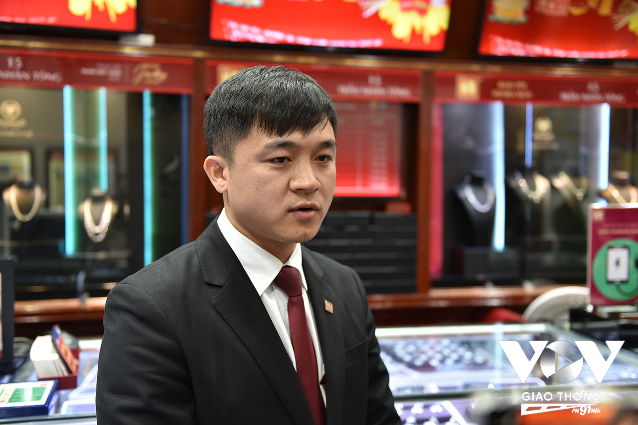 Ông Nguyễn Hữu Thuyết, chuyên viên phòng vàng trao đổi công ty Bảo Tín Minh Châu cho biết, dịp này công ty cũng cho ra mắt nhiều sản phẩm như bản vị vàng Thần Tài, bản vị rồng, tượng, đĩnh tài lộc, trang sức kim tiền... chất liệu Vàng Rồng Thăng Long 99.9, 999.9 (vàng 24K) và quà tặng. Ngoài ra các sản phẩm trang sức cũng được nhiều người lựa chọn như nhẫn kim tiền, nhẫn kiểu cho nữ, nhẫn phúc lộc thọ cho nam giới, dây tết charm gắn các loại hoa sen, tỳ hưu…