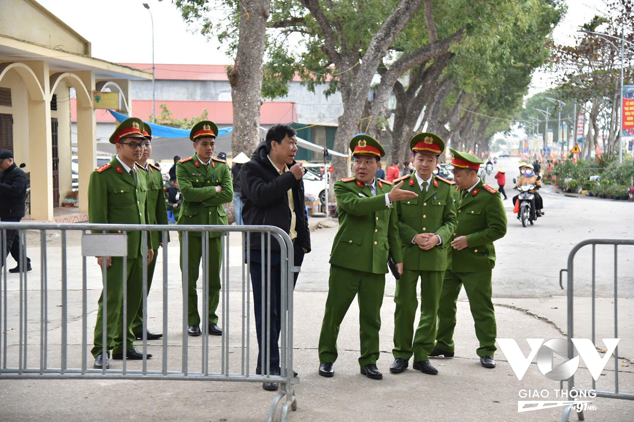Lực lượng Cảnh sát PCCC&CNCH Công an thị xã Sơn Tây tuyên truyền công tác đảm bảo an toàn PCCC tại Đền Và