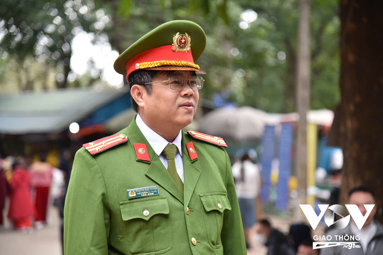 Thượng tá Nguyễn Đức Thành - Phó trưởng Công an thị xã Sơn Tây khuyến cáo công tác đảm bảo an toàn PCCC tại các cơ sở tín ngưỡng, tôn giáo diễn ra các lễ hội xuân