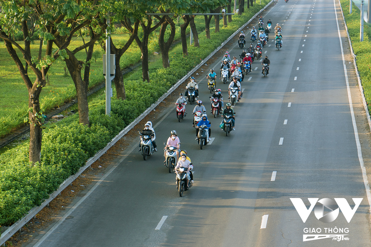 Dòng người từ các tỉnh thành đổ về TP.HCM bắt đầu làm việc sau kỳ nghỉ tết nguyên đán Ất Tỵ