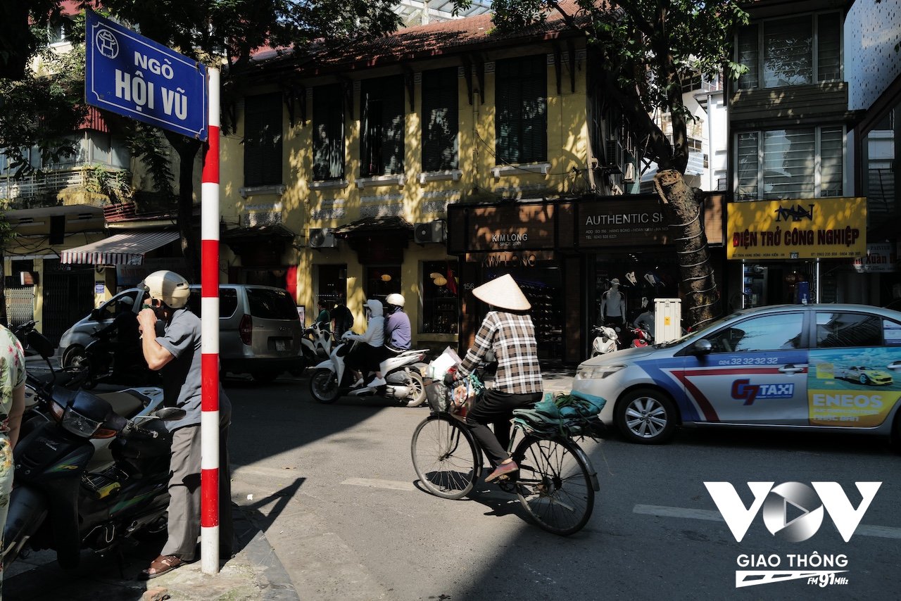 Một đầu ngõ Hội Vũ nối ra phố Hàng Bông, một trong những con phố sầm uất nhất Thủ đô