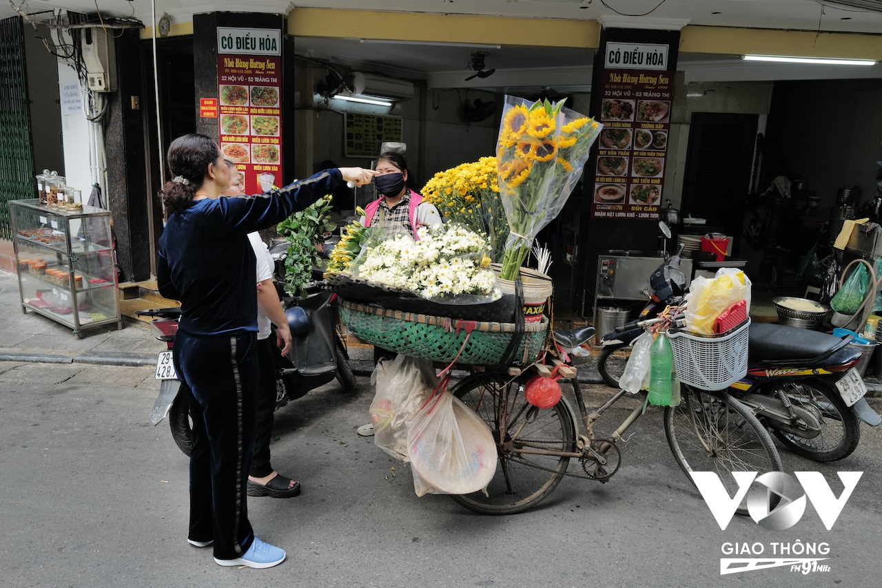 Đến ngõ này, những ai thích thú tìm hiểu ẩm thực phố cổ cũng có thể có cơ hội thưởng thức những món ăn đặc trưng, như miến lươn, bánh cuốn, bún chả... hay những món ăn vặt vào buổi chiều tối, rất được các bạn trẻ ưa thích