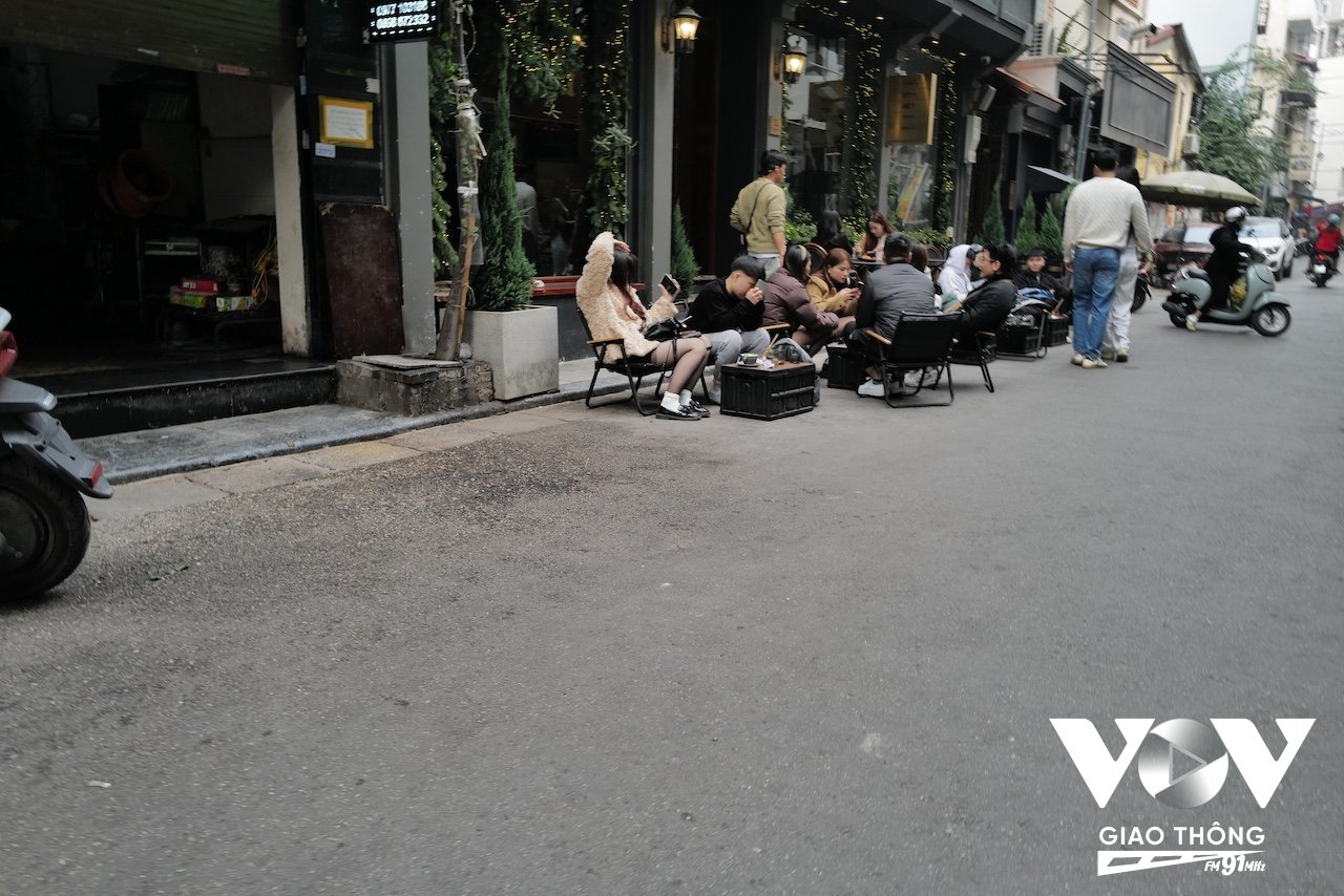 Một quán cà phê đầu ngõ nối Tràng Thi thu hút giới trẻ tụ tập