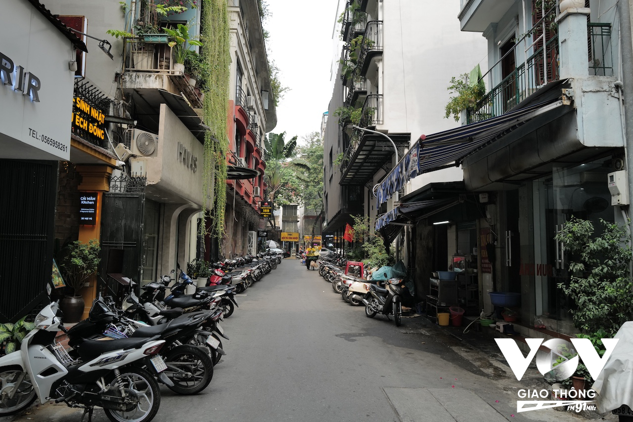 Đứng ở ngã ba giữa ngõ gần như có thể nhìn thấy cả 3 con phố Hàng Bông, Tràng Thi và Quán Sứ