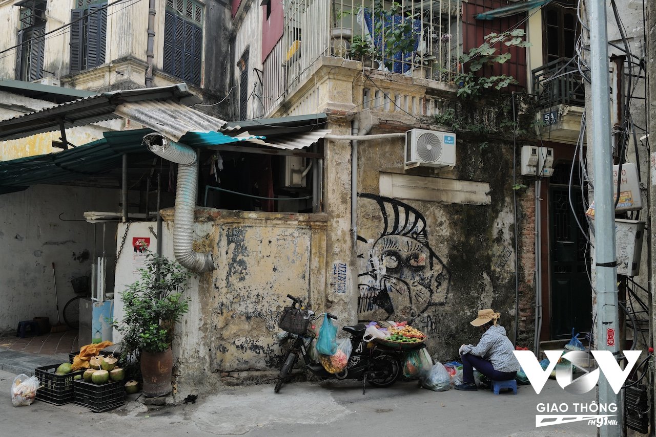 Một vài người bán hàng rong thường dừng xe trong ngõ, nhưng không làm mất đi cảm giác, không gian yên tĩnh ở đây, họ cũng không 'diễn cảnh' chào mời xôn xao như những cái chợ cóc đâu đó, yên lặng và bán hàng cho những người khách quen sinh sống trong ngõ