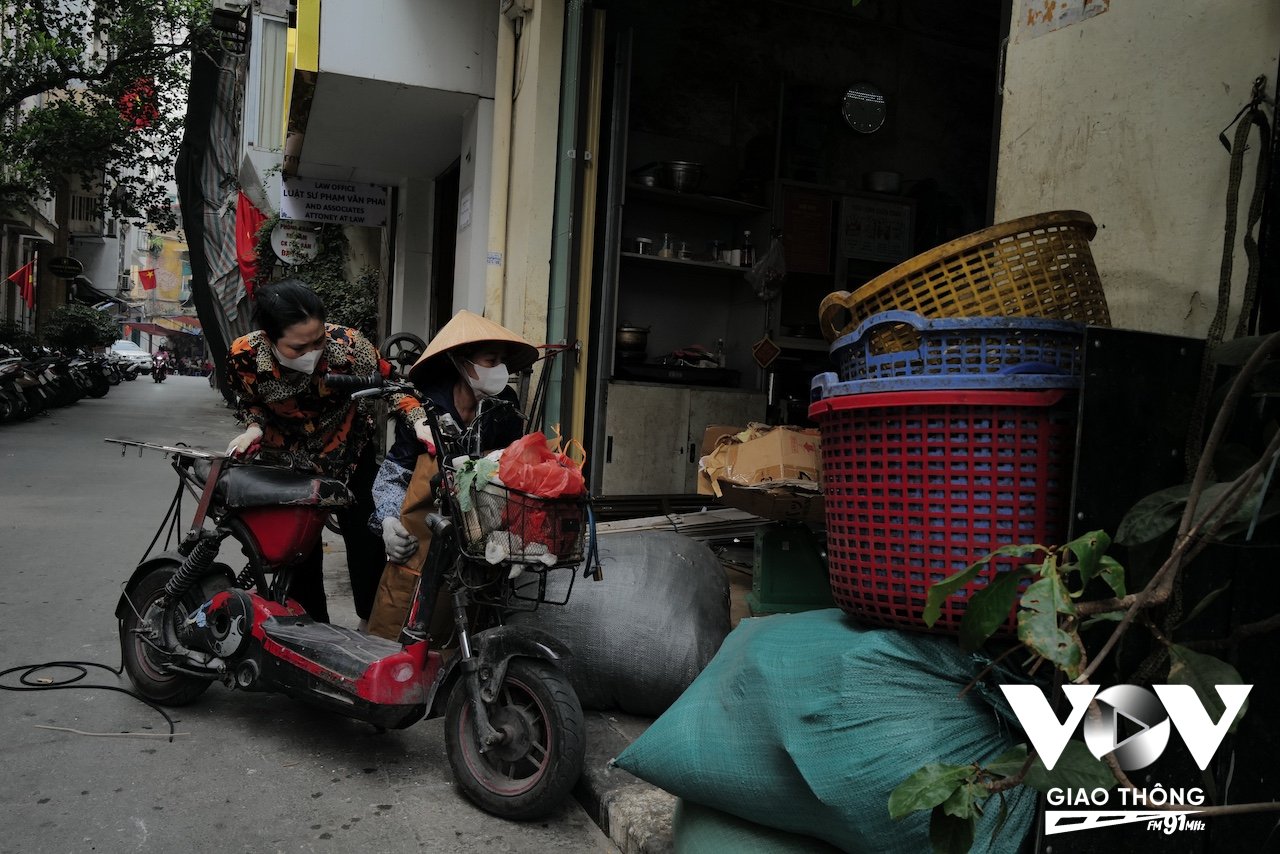 Cuộc sống bên trong ngõ Hội Vũ cũng khác xa với bên ngoài, Con phố rất tĩnh lặng, với cuộc sống của cư dân khá bình dị, không có cảnh buôn bán sầm uất như những con phố chính đầu ngõ