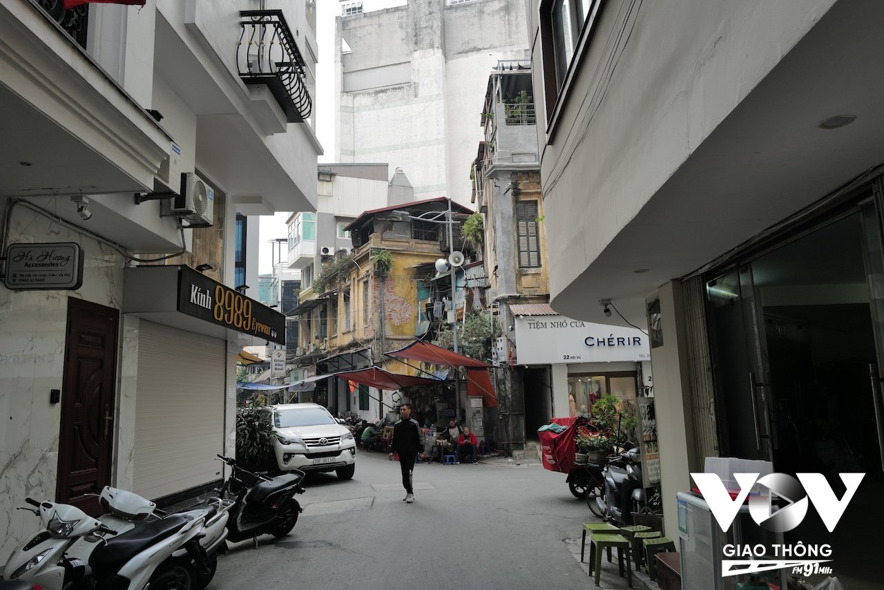 Ở Hội Vũ, vẫn còn giữ lại những ngôi biệt thự từ thời Pháp, xen lẫn với những kiến trúc hiện đại, như một sự giao thoa giữa quá khứ và hiện tại