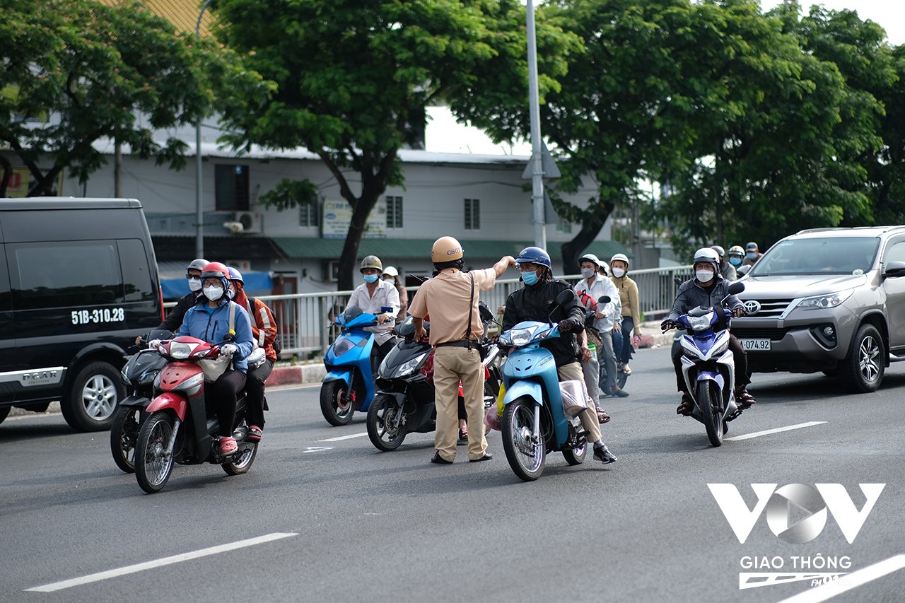 Lực lượng chức năng có mặt điều tiết giao thông nên người dân di chuyển khá thuận lợi, không xẩy ra tình trạng ùn tắc tại khu vực cửa ngõ thành phố