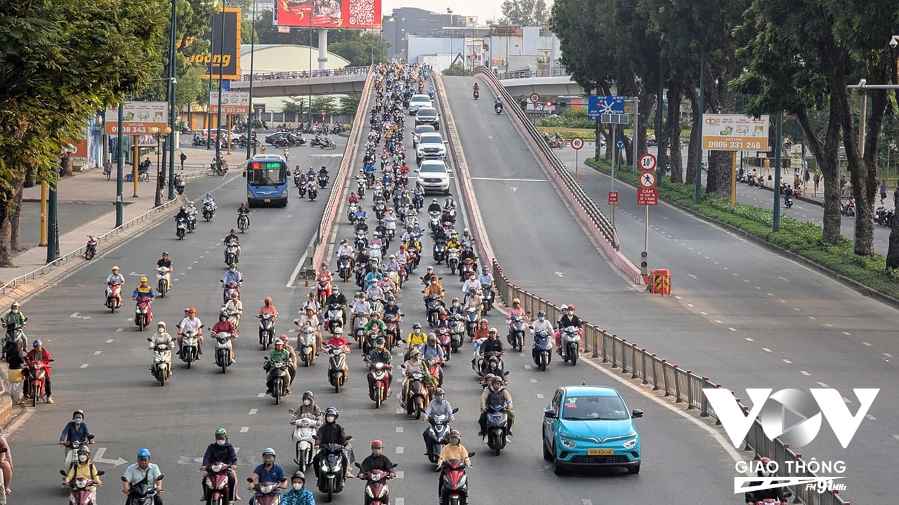 Ô tô, xe máy nối đuôi nhau ken đặc các con phố, tạo nên sự hối hả, nhộn nhịp đặc trưng của TP.HCM
