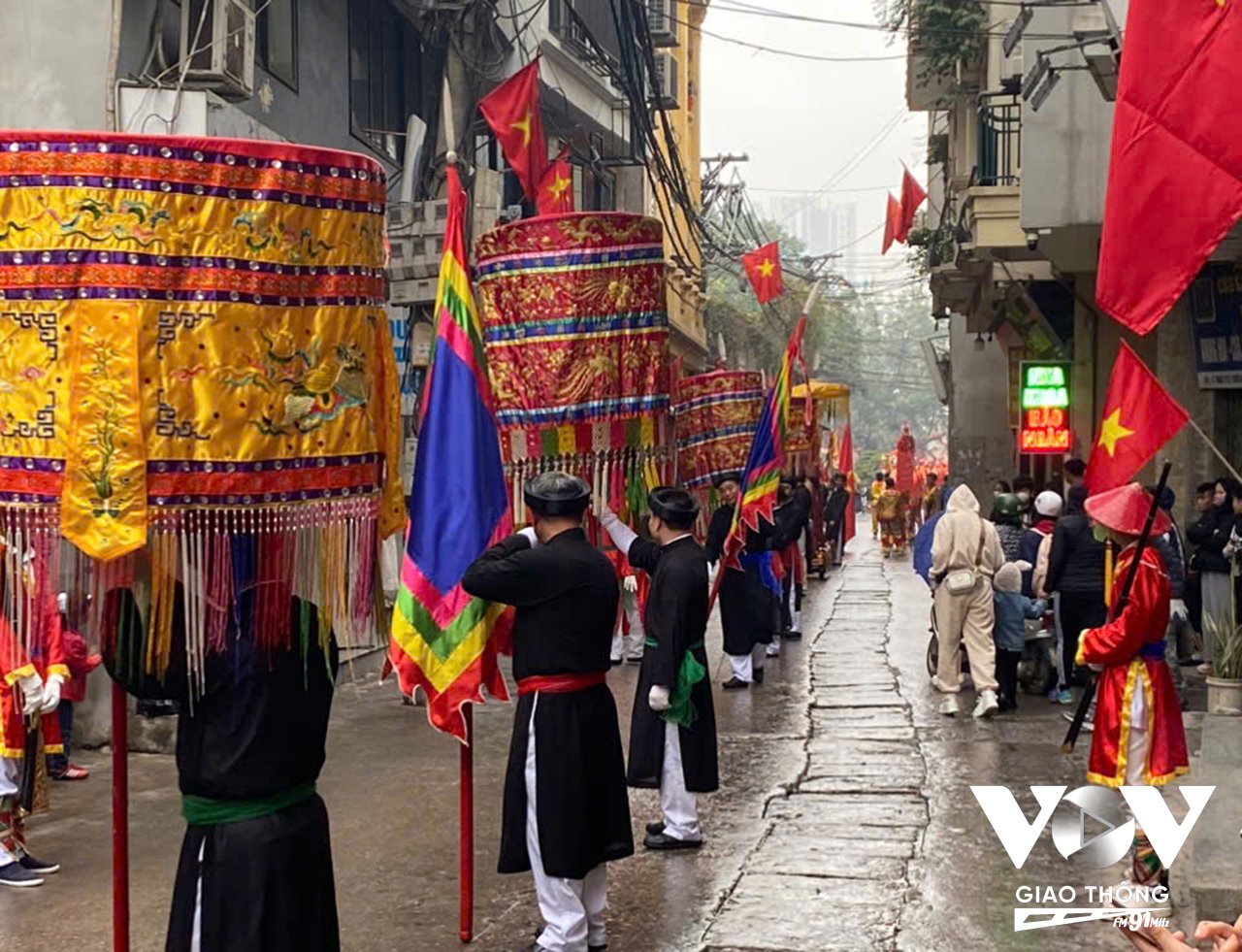 Tương truyền, trước đây Triều Khúc là nơi Phùng Hưng (Bố Cái Đại Vương) luyện quân để giao chiến với tướng giặc Đào Chính Bình nhà Đường Trung Quốc. Đây không phải là quê của Phùng Hưng nhưng sau khi chiến thắng lên ngôi vua, dân làng Triều Khúc thờ Phùng Hưng và suy tôn ngài thành Thánh.