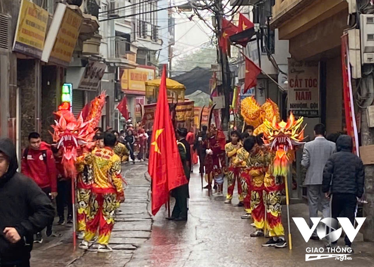 Lễ hội làng Triều Khúc diễn ra từ mùng 9 đến 12 tháng Giêng hàng năm, với lễ rước sắc Phùng Hưng mang ý nghĩa mời thánh nhân về ngự tại đại đình, mừng Ngài đăng quang, tạ ơn ngài đã ban cho dân làng một cuộc sống ấm no, an lành.