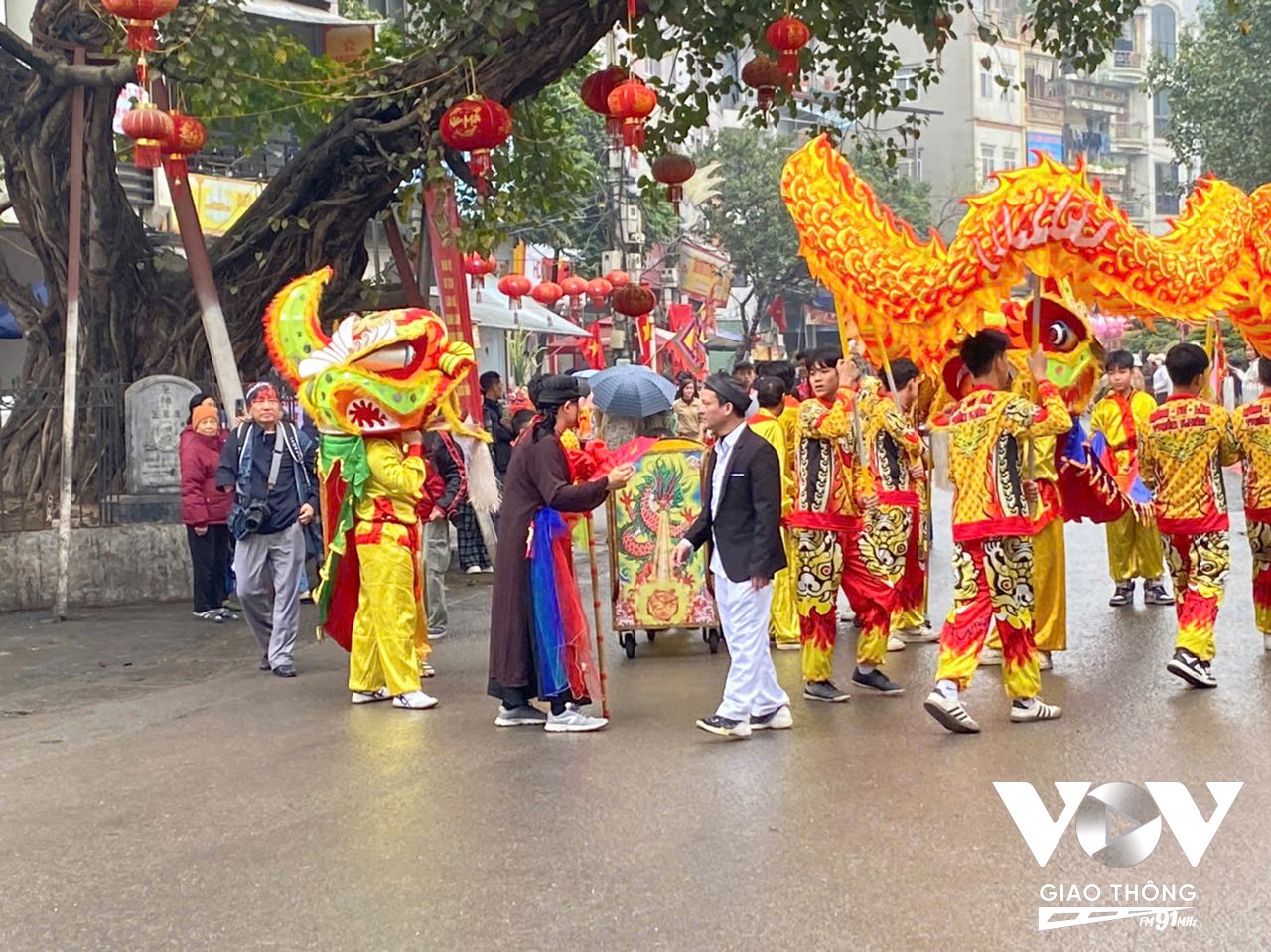 Phần hội với sự tham gia trình diễn của đội tế, đội múa rồng, đội sênh tiền, ban nhạc, đội rước, đội chạy cờ