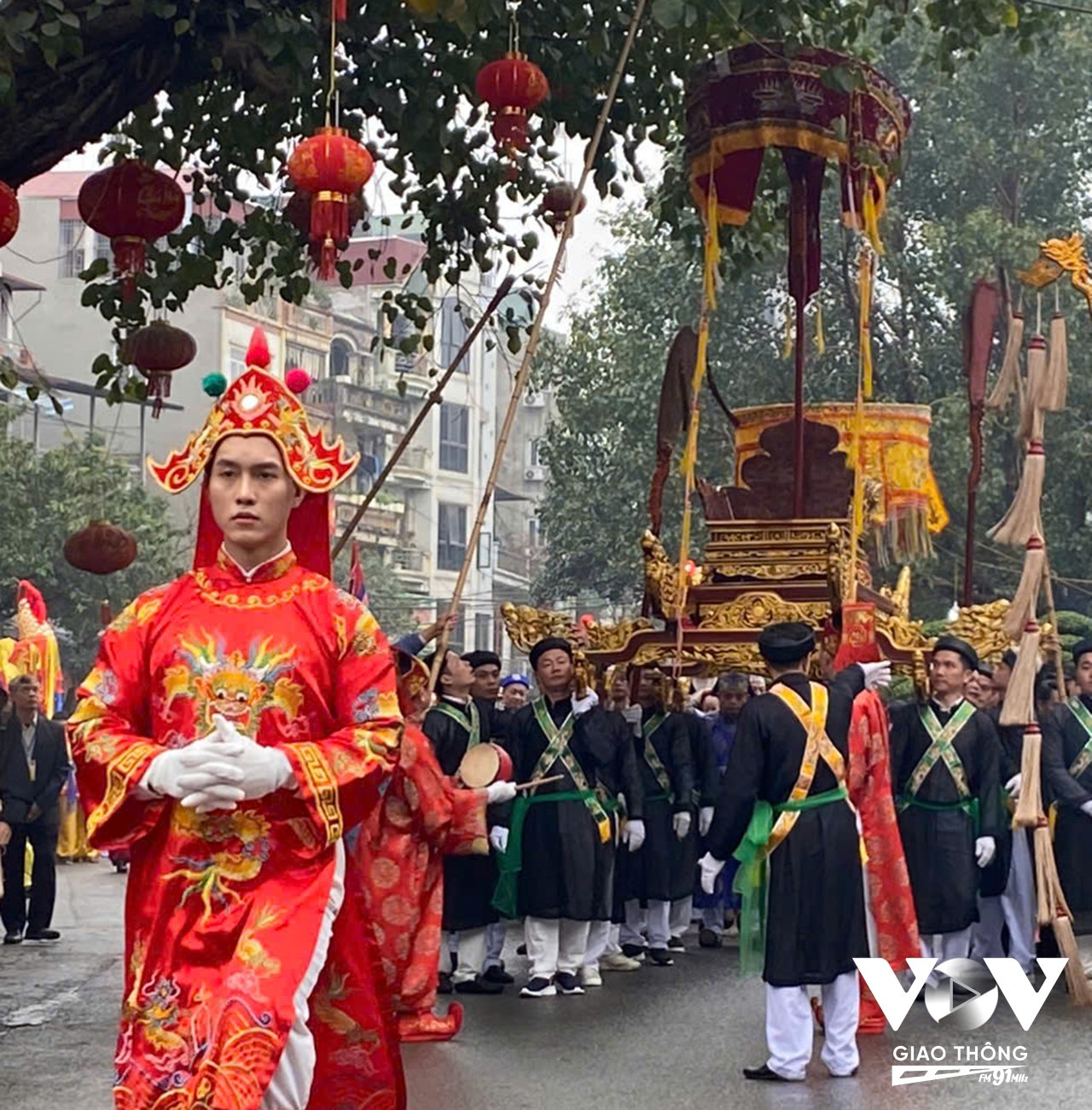 Nghi lễ rước kiệu Bố Cái đại vương Phùng Hưng về đình làng diễn ra long trọng trong sự thành kính của người dân làng Triều Khúc