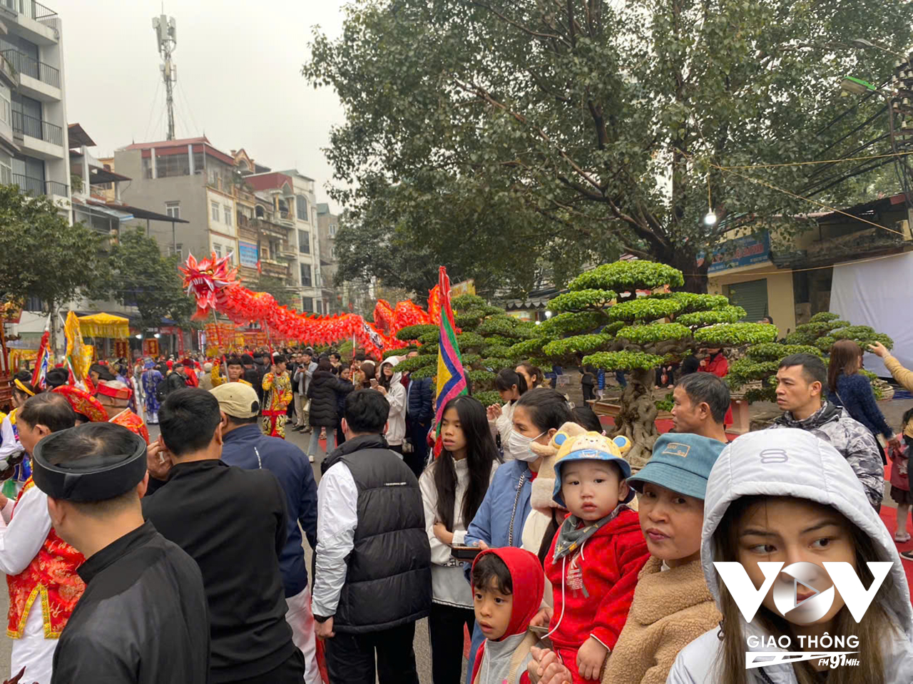 Lễ hội thu hút sự tham gia của đông đảo dân làng Triều Khúc và du khách.