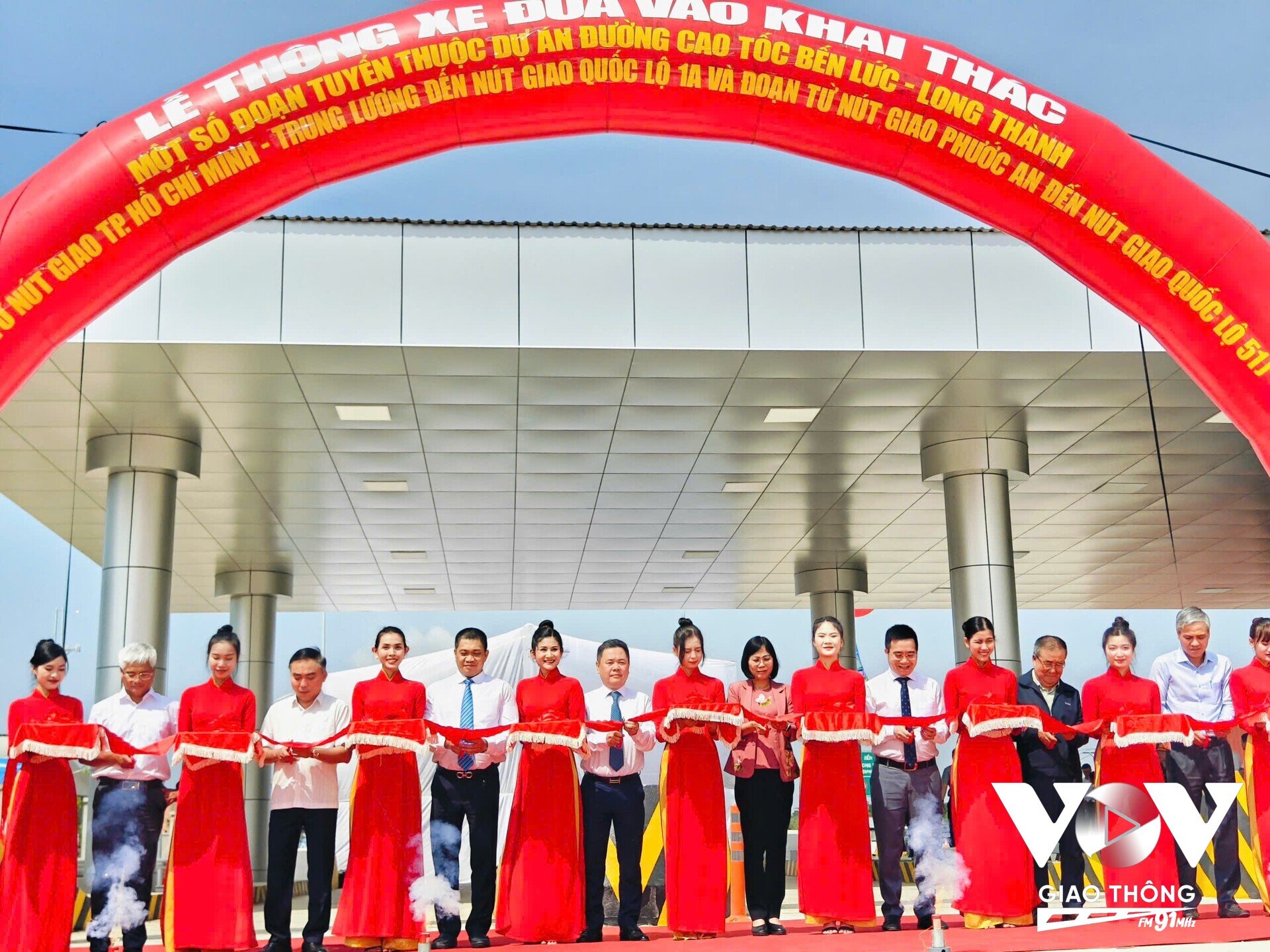Đại diện Ủy ban quản lý vốn nhà nước tại doanh nghiệp, Tổng công ty đầu tư phát triển đường cao tốc Việt Nam, các địa phương liên quan thực hiện nghi thức thông xe 2 đoạn tuyến cao tốc Bến Lức - Long Thành