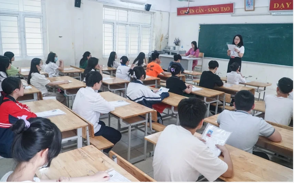 Thủ tướng yêu cầu các địa phương hoàn thành việc công bố phương án tuyển sinh trung học cơ sở, tuyển sinh trung học phổ thông năm học 2025 - 2026 trong tháng 02 năm 2025 để học sinh, giáo viên và các nhà trường, các cơ sở giáo dục phổ thông chủ động chuẩn bị cho công tác tuyển sinh (Ảnh: VGP)