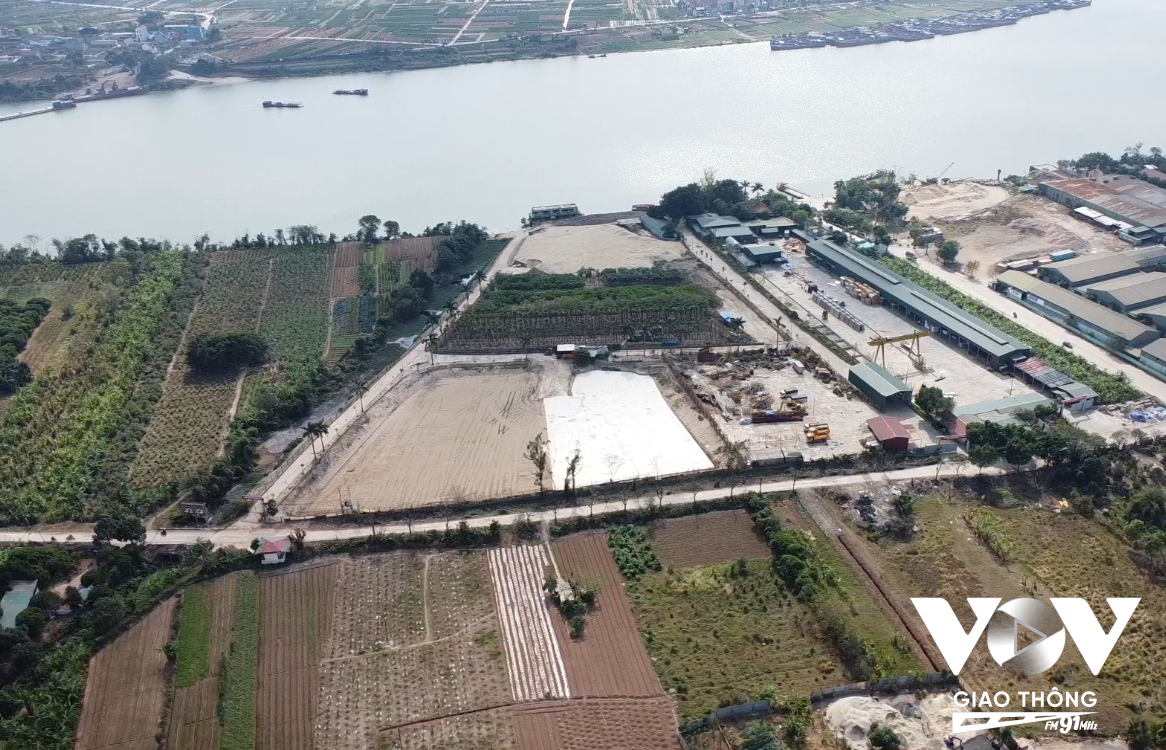 Khu vực 5ha đất nông nghiệp ở bãi Tân Bồi 3 mà theo người dân, nay đã bị 'thâu tóm' bởi Công ty TNHH xây dựng công trình Hoàng Hà, trở thành bãi chứa vật liệu xây dựng