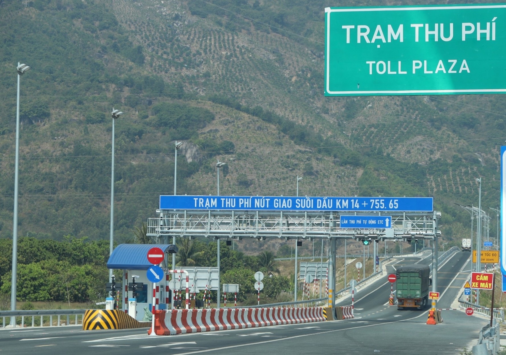 Trạm thu phí cao tốc Nha Trang - Cam Lâm tại nút giao suối Dầu (Ảnh: Tiền Phong)