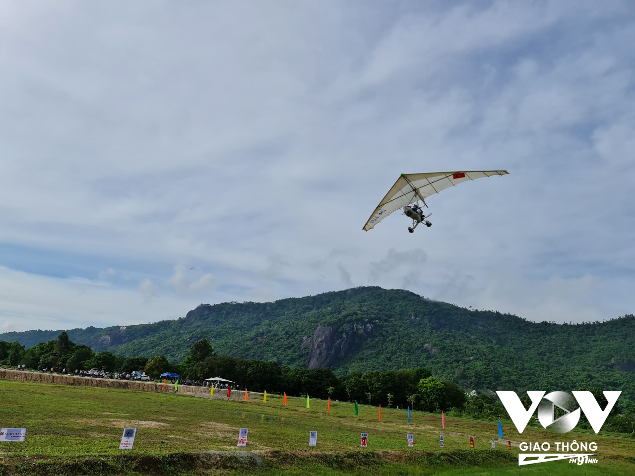 Giải thi đấu dù lượn sẽ diễn ra trong 3 ngày; từ 14-16, tháng 2. Giải thi đấu dù lượn lần này đã thu hút gần 50 phi công đến từ các câu lạc bộ dù lượn trong nước và nước ngoài