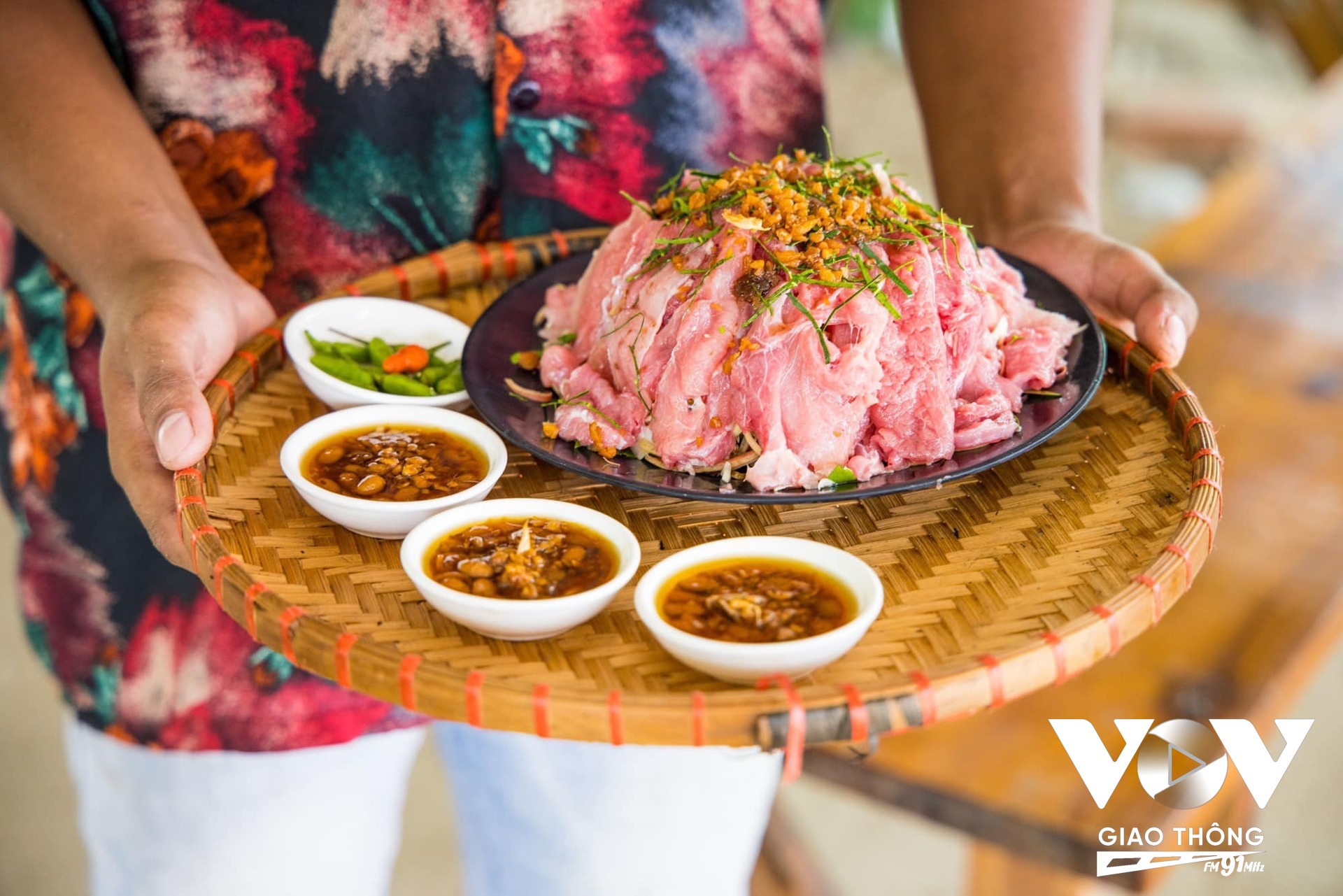 Các món ăn từ thịt bò cũng là đặc sản của Tri Tôn – An Giang. Bò ở đây là loại bò thả núi, ăn cỏ nên thịt sạch, săn chắc và ngọt