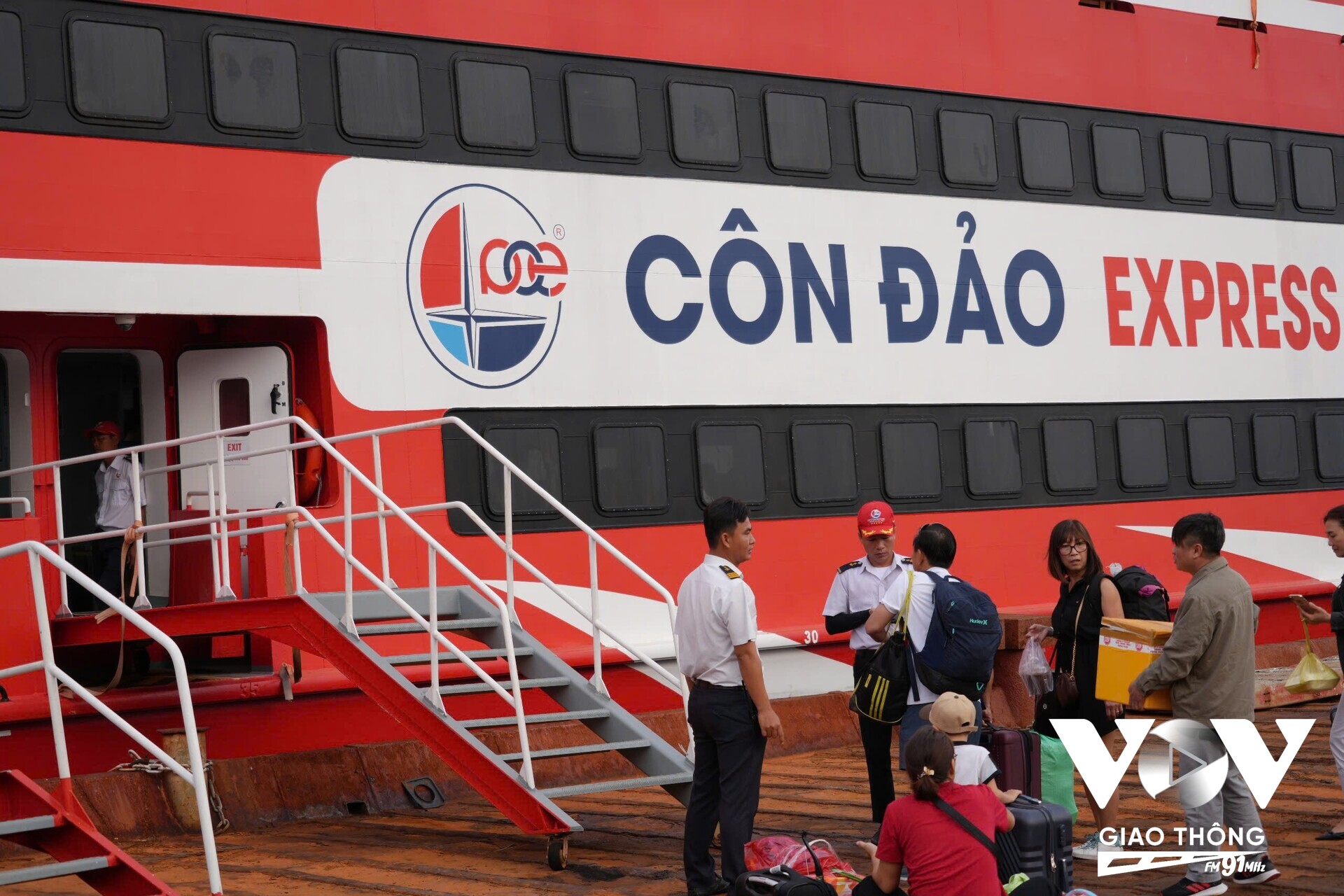 Trong ngày đầu Khai chuyến trở lại, siêu tàu cao tốc Thăng Long đã phục vụ hơn 500 hành khách trên hải trình từ Vũng Tàu đi Côn Đảo