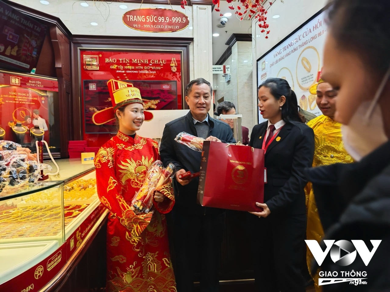 Những khách hàng mua được sản phẩm vàng đầu tiên trong ngày vía Thần tài năm nay