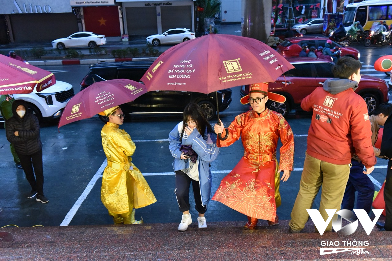 Từ 5 giờ sáng, nhiều người dân đã đến trụ sở Công ty Bảo Tín Minh Châu để mua cho mình những chỉ vàng đầu tiên