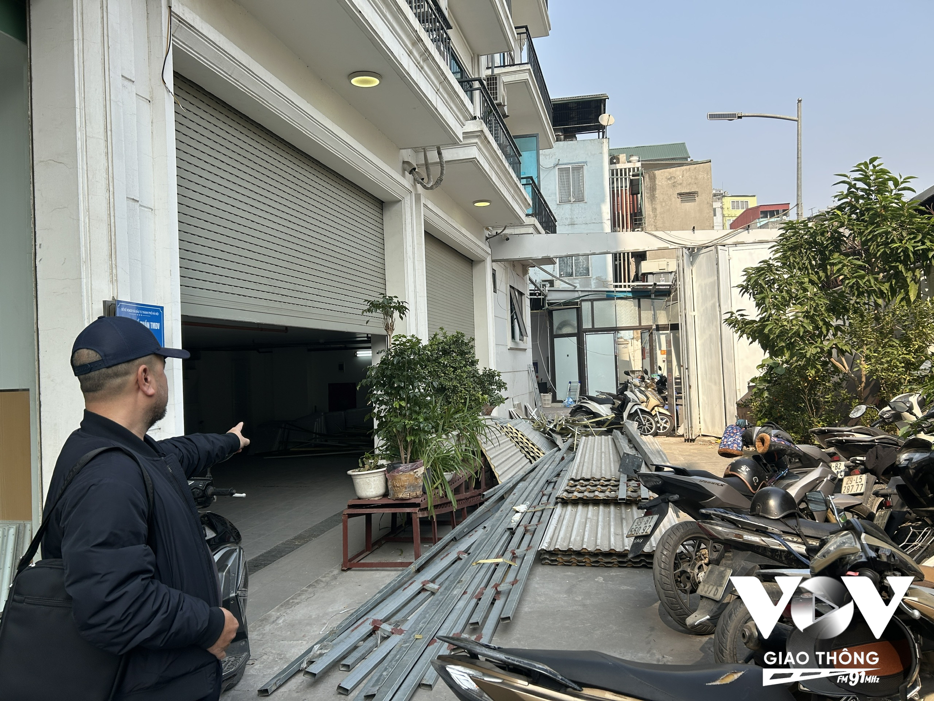 Toàn bộ phần sau nhà là lối đi lại chính của người dân đã bị chủ đầu tư chắn kín