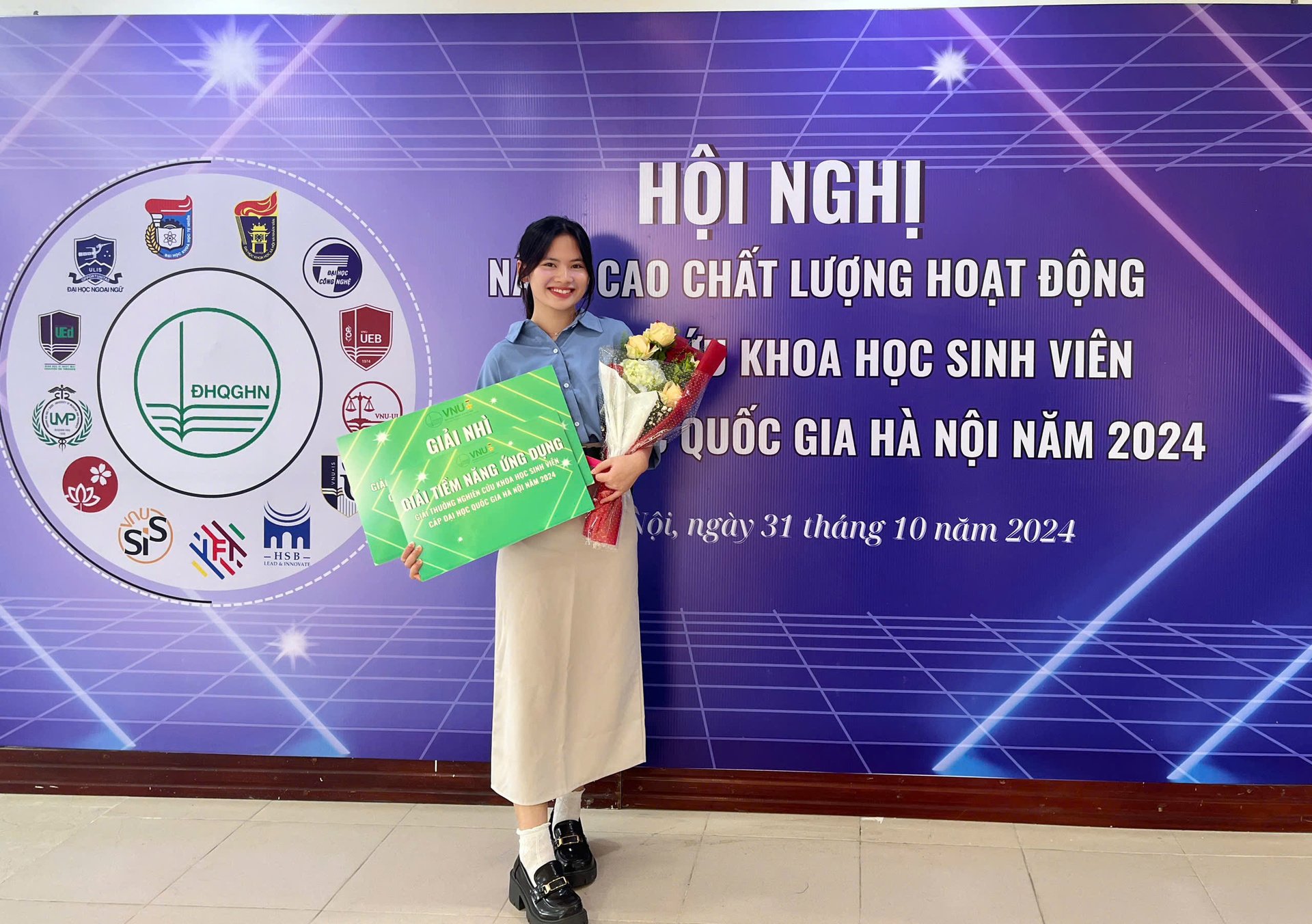 Bạn Nguyễn Thị Uyên nhận giải thưởng nghiên cứu khoa học năm 2024