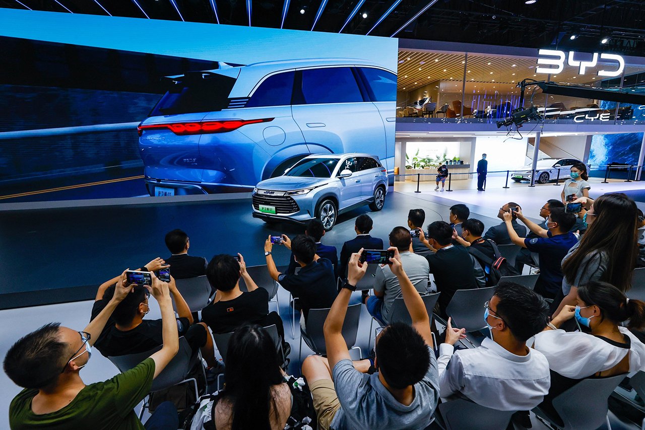 Người tiêu dùng Trung Quốc đang rất quan tâm tới xe điện - Ảnh: BYD