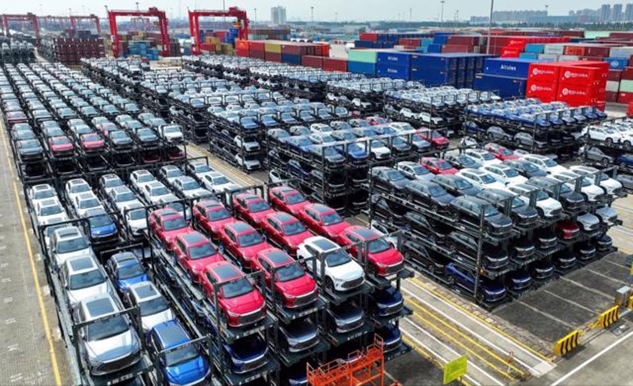Xe điện BYD chờ xếp lên tàu tại cảng Trung Quốc - Ảnh: AFP/Getty Images.